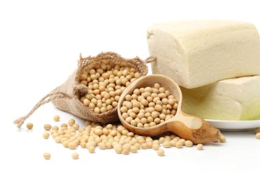 Tofu ve beyaz üzerine bezelye