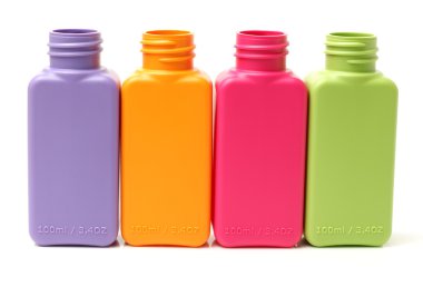 Plastik şişeler ve renkli grup