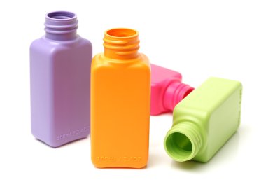 Plastik şişeler ve renkli grup