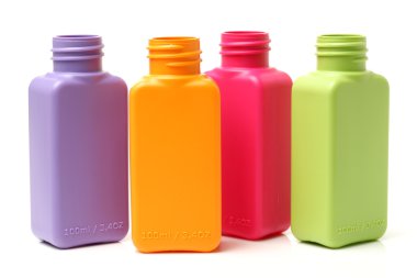 Plastik şişeler ve renkli grup