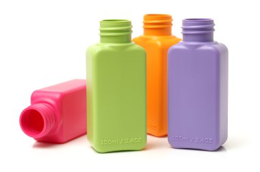 Plastik şişeler ve renkli grup