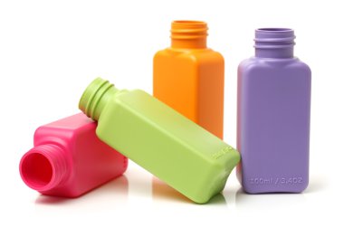 Plastik şişeler ve renkli grup