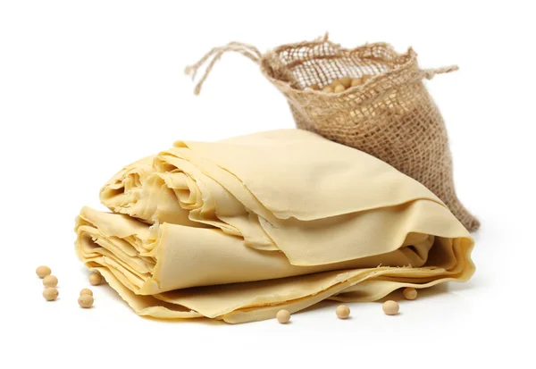 Tofu y guisantes sobre blanco — Foto de Stock