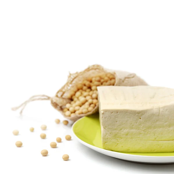 Tofu e piselli su bianco — Foto Stock