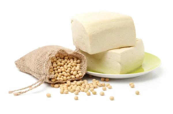 Tofu y guisantes sobre blanco — Foto de Stock