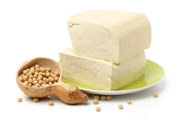 Tofu e piselli su bianco — Foto Stock