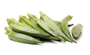 Taze bamya beyaz izole