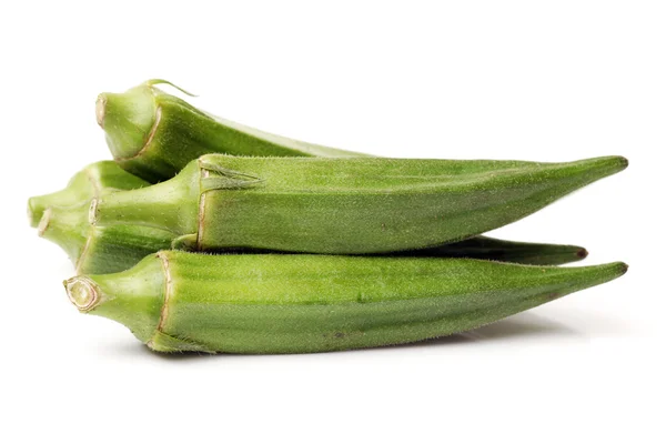 Verse okra geïsoleerd op wit — Stockfoto