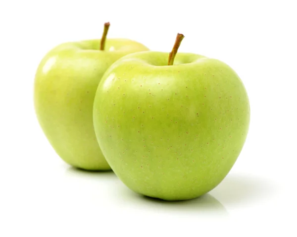 Groene appels op wit — Stockfoto