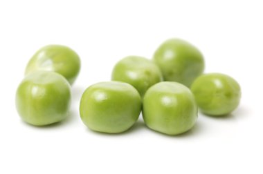 Beyaz üzerine taze bezelye