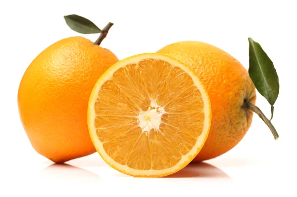 Orangene Früchte auf weißem Grund — Stockfoto