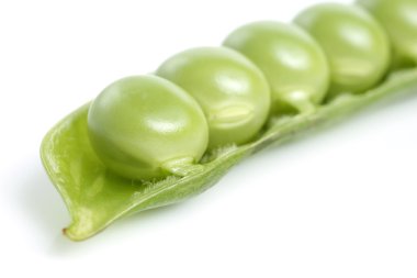 Beyaz üzerine taze bezelye