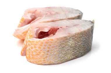 beyaz üzerine taze balık