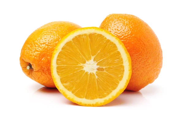 Сочные апельсины на белом — стоковое фото