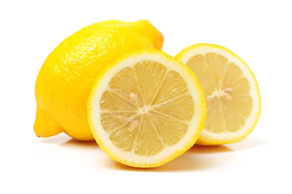 Limões isolados sobre fundo branco — Fotografia de Stock