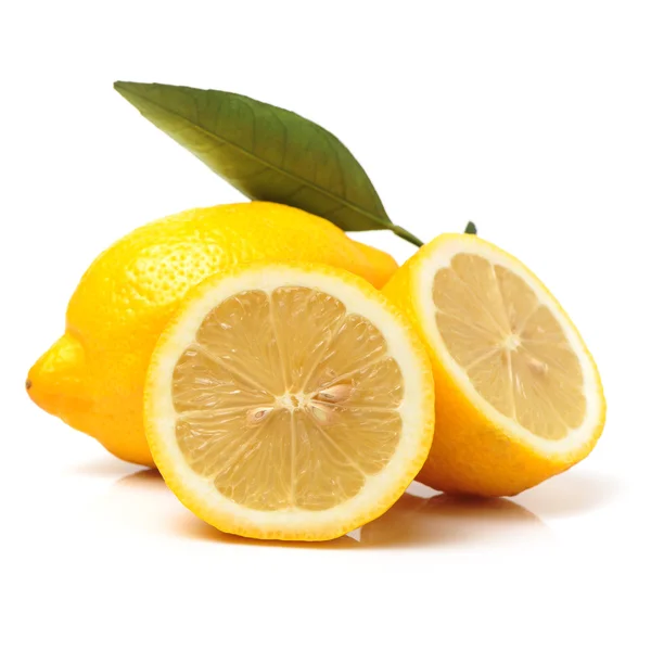 Лимоны изолированы на белом фоне — стоковое фото