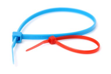 mavi ve kırmızı plastik kablo bağları