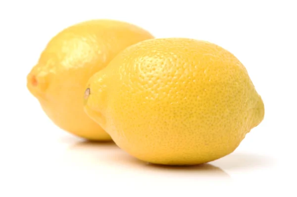 Свежие лимоны на белом — стоковое фото