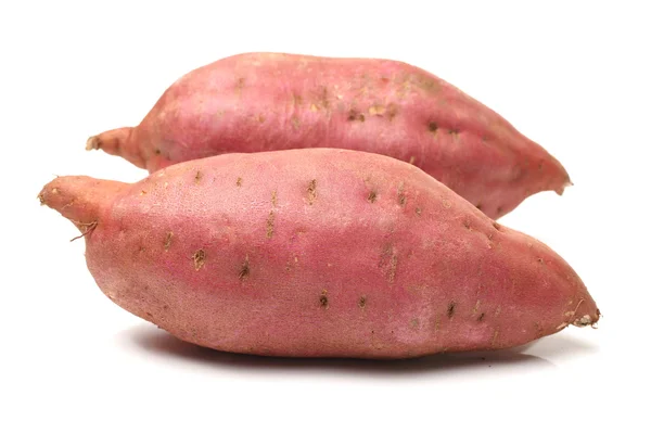 Zoete aardappelen op de witte — Stockfoto