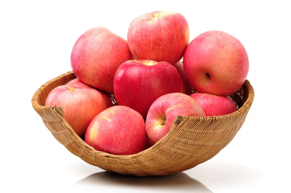 Červená jablka v košíku — Stock fotografie