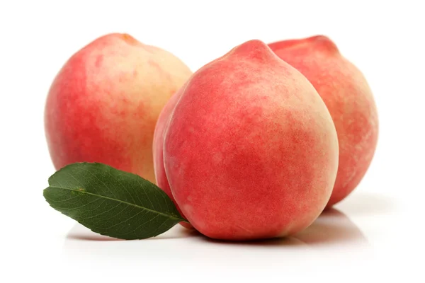 Fresh peaches with leaf — Stock Photo, Image