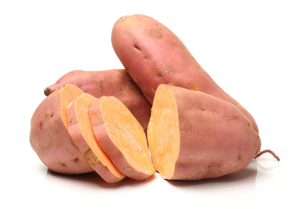 Полный и нарезанный картофель — стоковое фото