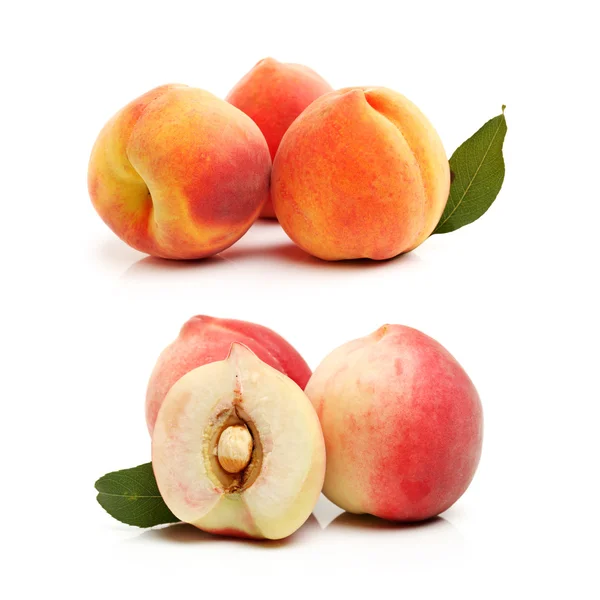 Färska persikor med blad — Stockfoto