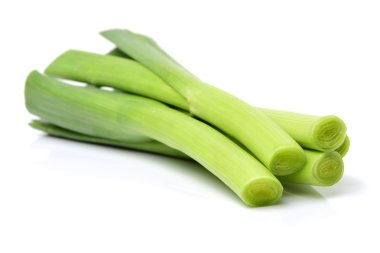 Beyaz üzerine Güneº yeşil soğan