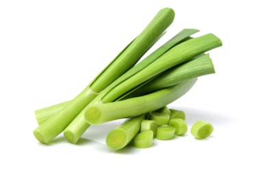 Beyaz üzerine Güneº yeşil soğan