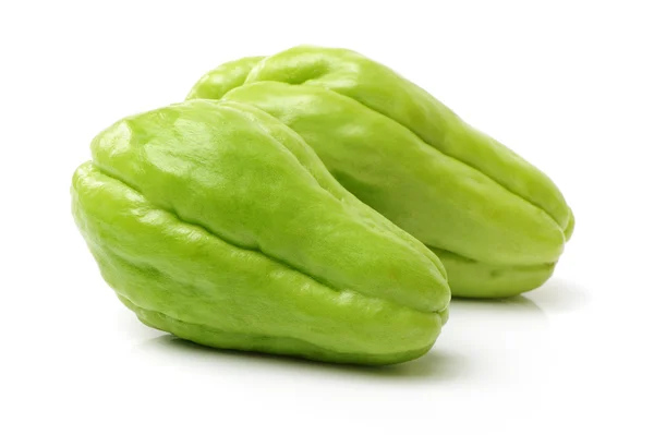 Chayote fresche su bianco — Foto Stock