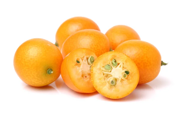 Kumquat på vit bakgrund — Stockfoto