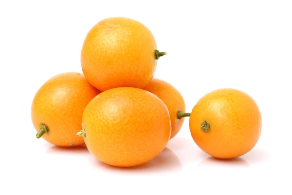 Kumquat auf weißem Hintergrund — Stockfoto