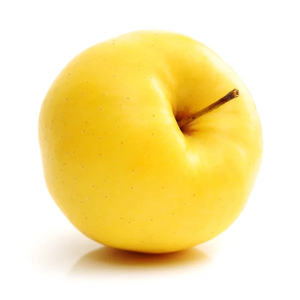 Manzana amarilla sobre blanco — Foto de Stock