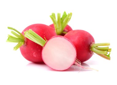 Bütün ve dilimlenmiş taze turp