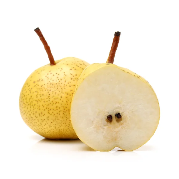 Hela och skivade gula päron — Stockfoto