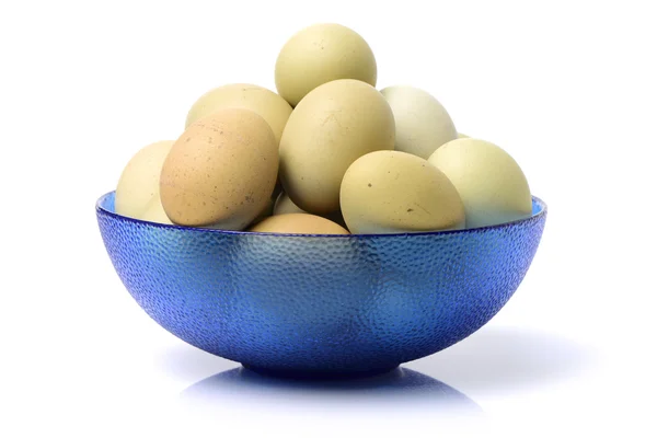 Mavi kapta çiğ tavuk yumurtası — Stok fotoğraf