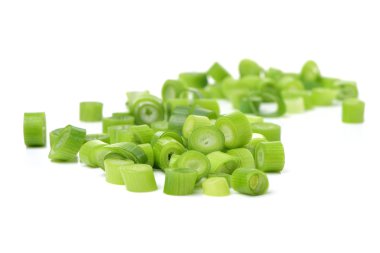 Dilimlenmiş yeşil soğan yığını lahanası