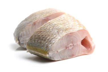 Çiğ balık parçaları