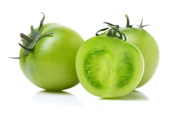 Ganze und in Scheiben geschnittene grüne Tomaten — Stockfoto