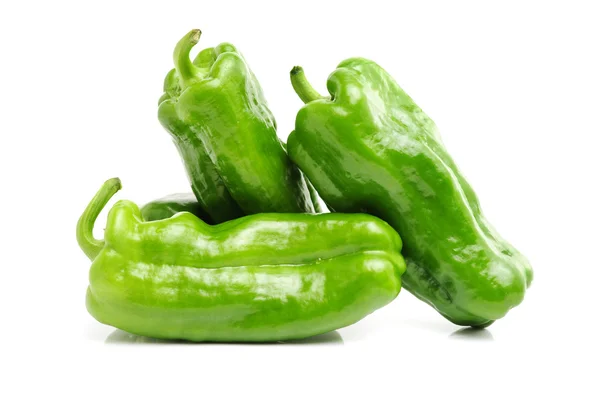 Groene paprika's op wit — Stockfoto