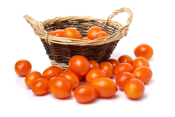 Tomates rouges dans le panier de paille — Photo