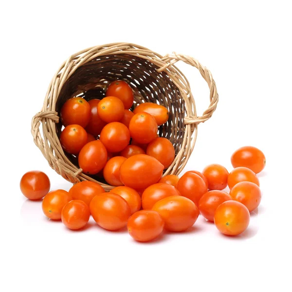 Червоні помідори в солом'яному кошику — стокове фото