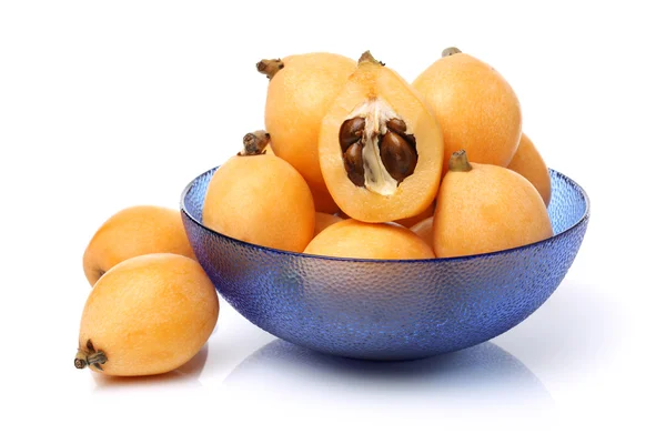 Gesneden en hele verse loquat — Stockfoto