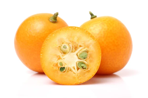 Mogen Kumquat på vit — Stockfoto