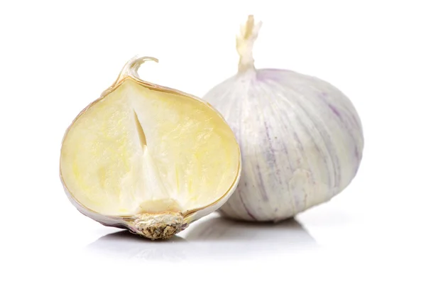 Whole and sliced garlic bulbs — Stock Photo, Image