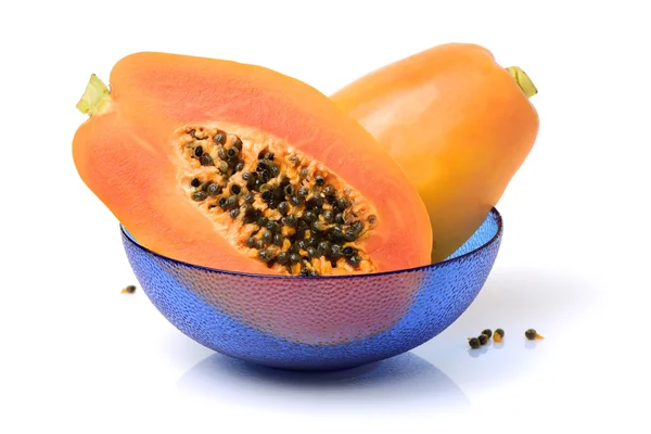 Papaya fresca en rodajas en tazón azul — Foto de Stock