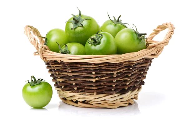 Зеленые помидоры в соломенной корзине — стоковое фото