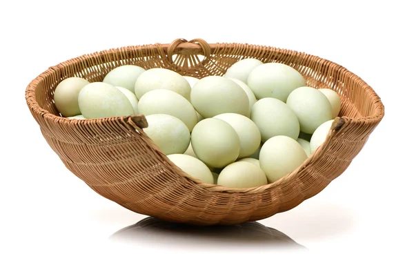 Ovos de galinha branca na cesta de palha — Fotografia de Stock