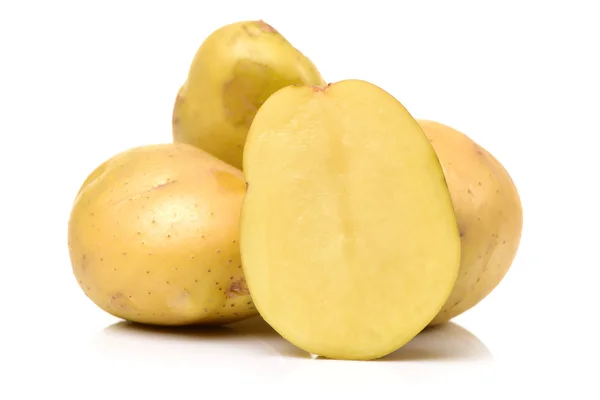 Ganze und in Scheiben geschnittene neue Kartoffeln — Stockfoto