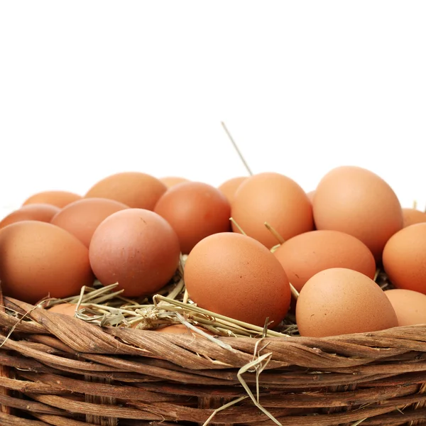 Huevos de pollo en canasta de paja — Foto de Stock